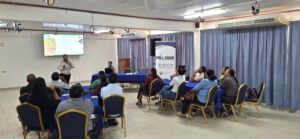 Validatiesessie over plasticbeleid in Suriname met vertegenwoordigers van overheid, bedrijven en maatschappelijke organisaties.